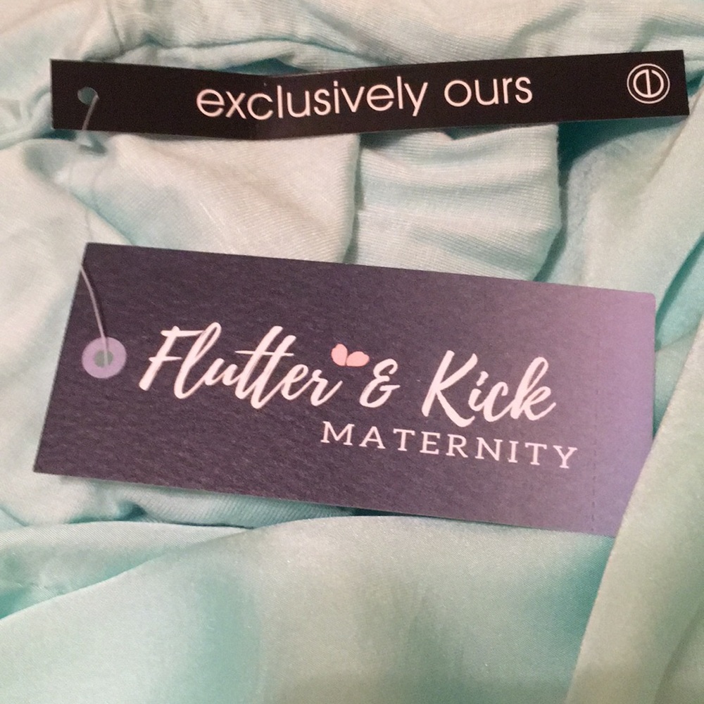 Flutter & Kick Maternity Top In Size Small - Picture 4 of 5